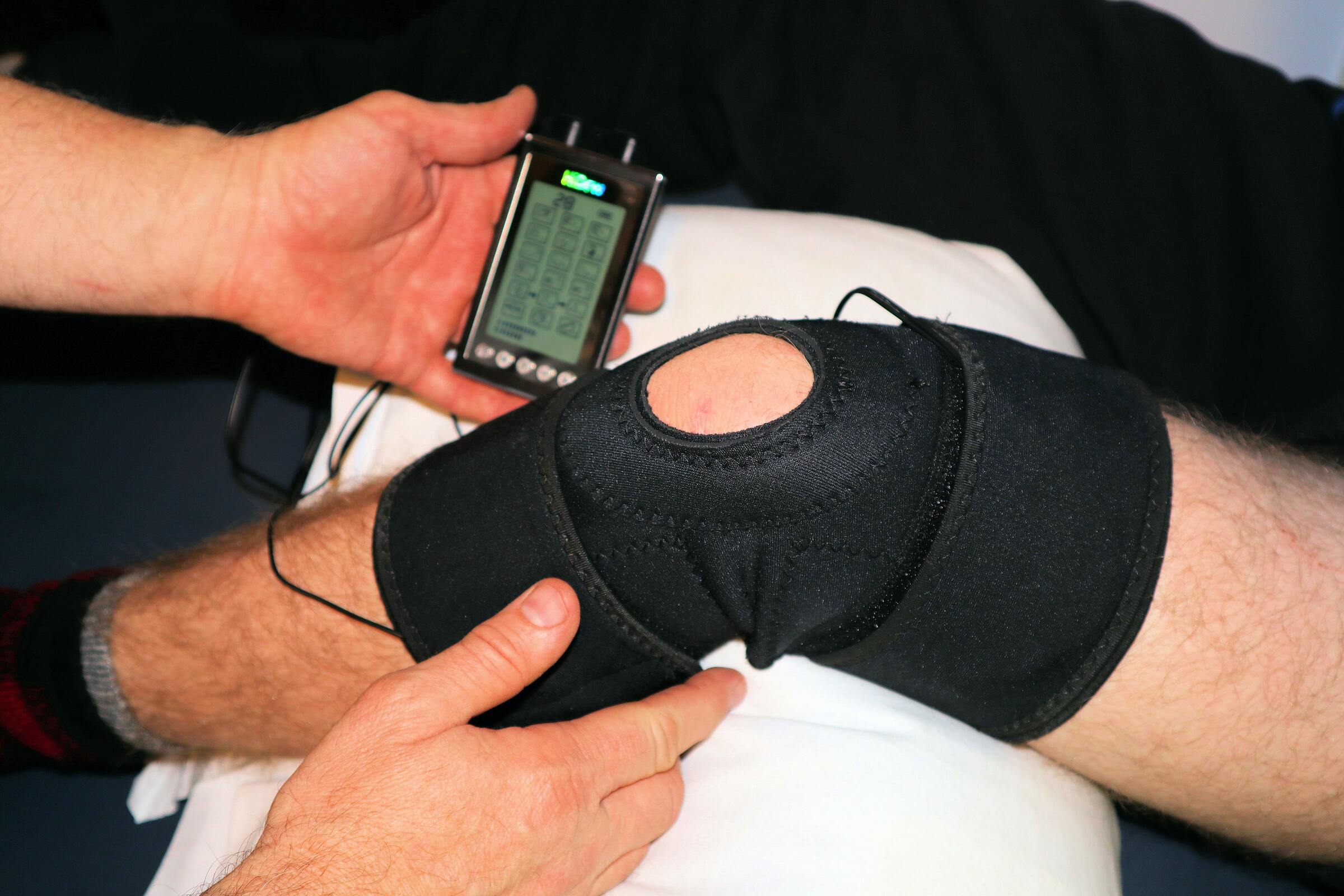 A BEMER device being used during a knee session